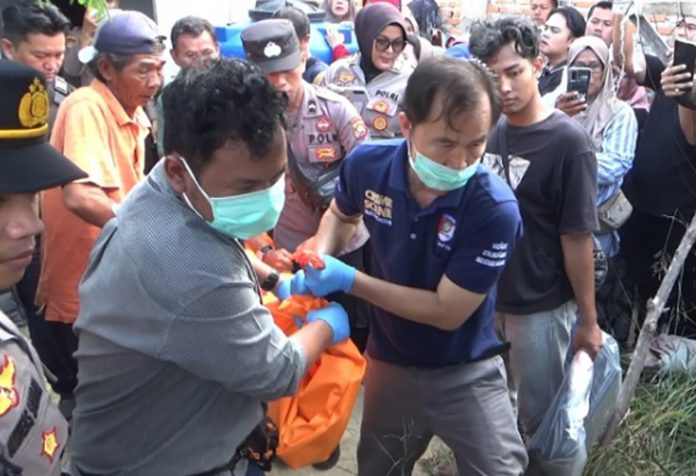 Oknum Polisi Bunuh Dosen Cantik di Bungo, Diduga Dipicu Cinta Terlarang Kasus pembunuhan dosen wanita berinisial EY (37), Ketua Prodi S1 Keperawatan di Institut Administrasi dan Kesehatan Setih Setio (IAKSS) Muaro Bungo, akhirnya terungkap.