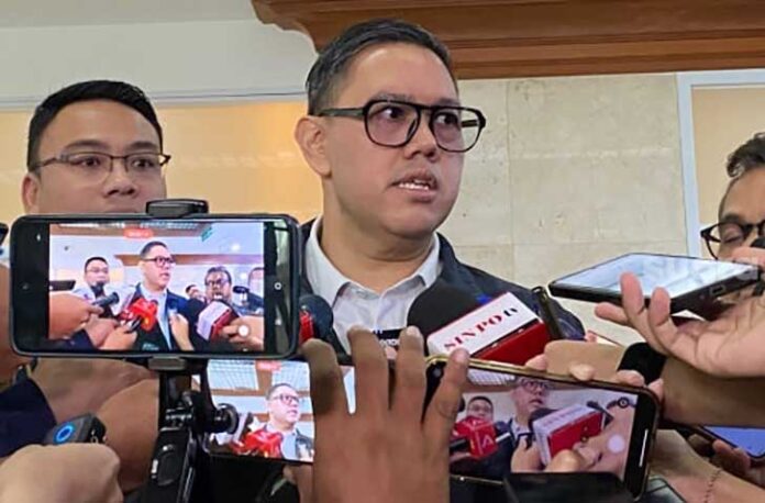 Kementerian Komunikasi dan Digital (Komdigi) menyampaikan sejumlah daerah di Sumatera mengalami hilang sinyal telekomunikasi akibat bencana banjir dan longsor. Menyikapi kondisi tersebut, Wakil Ketua Komisi I DPR RI, Dave Laksono, menegaskan bahwa pihaknya memberikan perhatian serius terhadap terputusnya layanan komunikasi yang membuat masyarakat masih terisolasi.