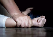 Kakek di Pandeglang Perkosa Anak di Bawah Umur hingga Hamil 3 Bulan Unit Perlindungan Perempuan dan Anak (PPA) Satreskrim Polres Pandeglang menangkap seorang pria lanjut usia berinisial R (69) yang diduga melakukan pemerkosaan terhadap gadis di bawah umur. Pelaku diketahui merupakan tetangga korban. Ilustrasi pelecehan seksual. Shutterstock