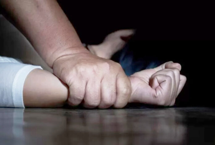 Kakek di Pandeglang Perkosa Anak di Bawah Umur hingga Hamil 3 Bulan Unit Perlindungan Perempuan dan Anak (PPA) Satreskrim Polres Pandeglang menangkap seorang pria lanjut usia berinisial R (69) yang diduga melakukan pemerkosaan terhadap gadis di bawah umur. Pelaku diketahui merupakan tetangga korban. Ilustrasi pelecehan seksual. Shutterstock