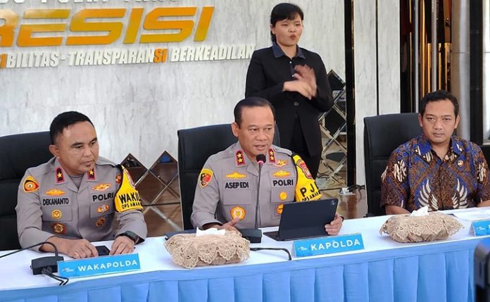 Polda Metro: Ijazah Jokowi Asli, Delapan Tersangka Kasus Hoaks Ditetapkan Polda Metro Jaya memastikan keaslian ijazah Presiden ke-7 RI, Joko Widodo (Jokowi), setelah melakukan penyelidikan komprehensif terkait tudingan ijazah palsu.