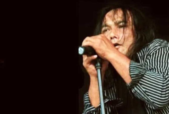 Dunia musik rock Indonesia kembali berduka. Ecky Lamoh, mantan vokalis band legendaris Edane dan Elpamas, meninggal dunia pada usia 64 tahun.