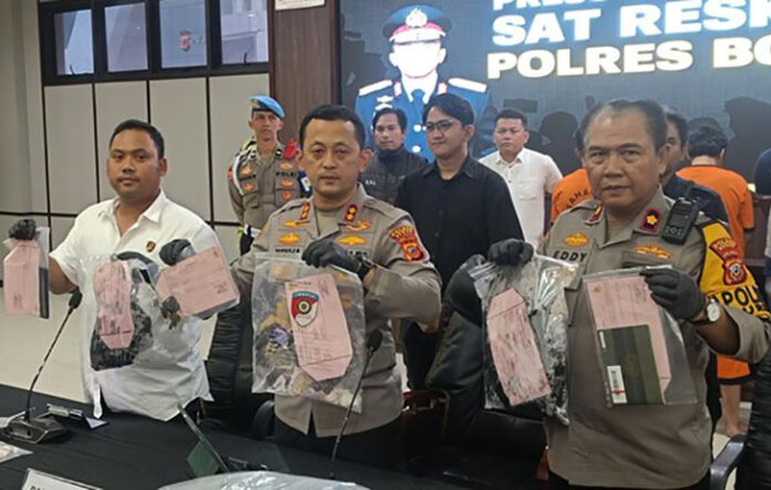 Polisi berhasil mengungkap kasus pembunuhan disertai perampokan terhadap pengemudi taksi online, Ujang Adiwijaya (57), yang jasadnya ditemukan dalam kondisi terikat di pinggir Tol Jagorawi, Bogor, Jawa Barat.