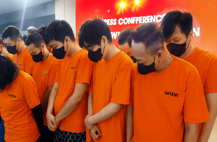 Sebanyak 27 pelaku penipuan online ditangkap dan kini diserahkan ke pihak imigrasi untuk proses deportasi usai terbukti melanggar izin tinggal dan melakukan penipuan lintas negara.