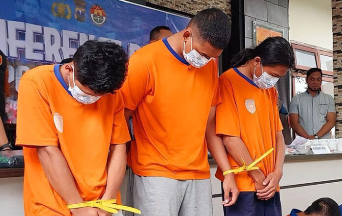 Dari jumlah itu, sebanyak 5 orang pelaku pengeroyokan sudah diamankan dan ditetapkan sebagai tersangka, sementara 6 pelaku lainnya masih masuk daftar pencarian orang (DPO) dan dalam pengejaran polisi.