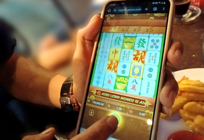 Penyelidikan polisi membuktikan bahwa kejadian sopir truk tersebut hanyalah rekayasa yang dilakukan untuk menutupi uang jalan yang telah habis dipakai berjudi slot online. (Foto: Ilustrasi)