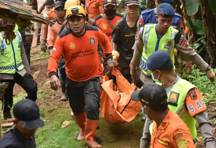 Operasi pencarian dan pertolongan (SAR) korban longsor di Desa Cibeunying, Kecamatan Majenang, Kabupaten Cilacap, memasuki hari keempat dengan perkembangan signifikan. (Beritasatu.com/Totong Setiyadi)
