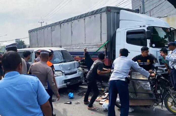 Kecelakaan beruntun melibatkan 13 kendaraan terjadi di Kabupaten Karawang, Jawa Barat, Sabtu (29/11/2025). Insiden maut ini dipicu truk wing box bernopol D-9326-YU yang gagal berhenti saat mendekati traffic light arteri Cikampek-Karawang.
