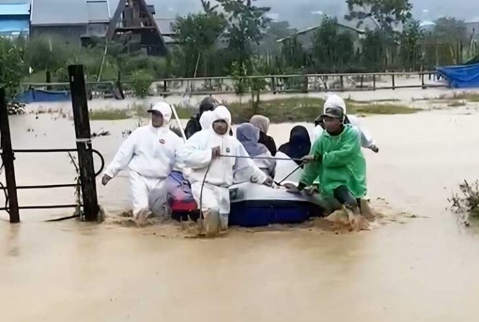 Bupati Aceh Tengah, Haili Yoga, menetapkan status darurat bencana banjir dan longsor di wilayah Aceh Tengah. Keputusan ini diambil menyusul rangkaian longsor mematikan yang menimbun permukiman warga dan memutus hampir seluruh akses jalan keluar-masuk kabupaten.