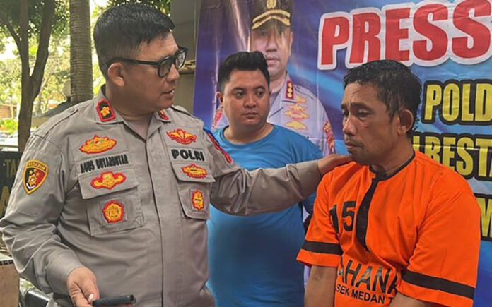 Seorang pria bernama Erik Dabuke (59) tewas setelah terlibat duel dengan temannya, Bobby Pohan (44), saat keduanya dalam kondisi mabuk tuak di kawasan Jembatan Titi Gantung, Jalan Jawa, Kecamatan Medan Timur, Minggu (16/11/2025) malam.