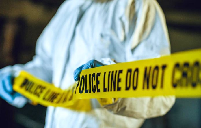 Warga Kampung Panjang, Kecamatan Bojonggede, Kabupaten Bogor, digegerkan dengan penemuan seorang pria berinisial AN (25) yang ditemukan tewas bersimbah darah di rumahnya. Korban ditemukan dalam kondisi mengenaskan, dengan leher terlilit kawat di kamar belakang dekat dapur. (Foto: Getty Images/D-Keine)