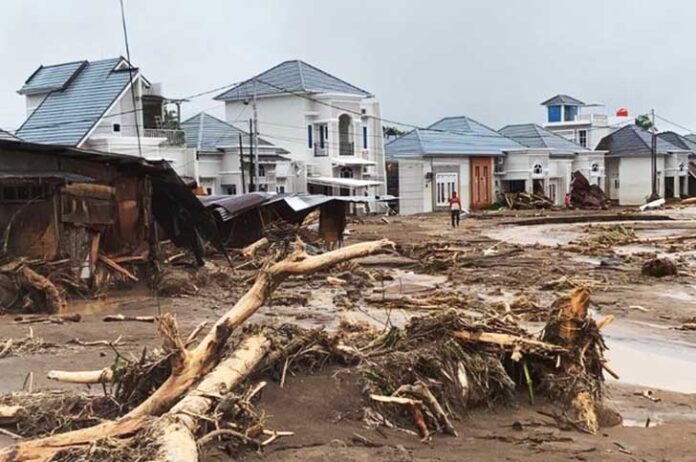 Hujan deras yang mengguyur Kota Padang, Sumatera Barat (Sumbar), memicu banjir bandang dan longsor di sejumlah wilayah pada Kamis (27/11/2025). (Foto: Dokumentasi BPBD)