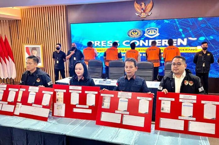 Total lima warga negara Nigeria dijatuhi hukuman tiga tahun penjara oleh pengadilan atas pelanggaran keimigrasian. Mereka terbukti overstay di Indonesia hingga lebih dari 4,5 tahun, tanpa memiliki dokumen perjalanan maupun izin tinggal yang sah.