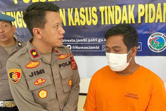 Seorang pria bernama Bambang, warga Muaro Jambi, Jambi, ditangkap Polsek Kota Baru setelah melakukan aksi pembegalan terhadap sepasang kekasih di kawasan Tugu Keris, Kota Jambi.