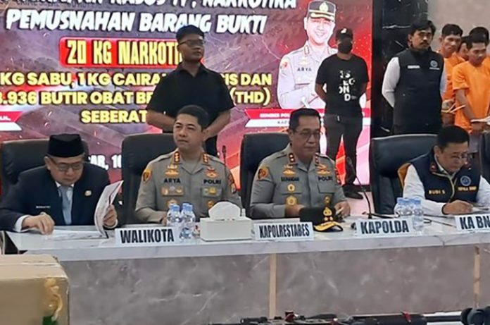 Polda Sulsel Bongkar Ribuan Kasus Narkoba 2025: 3.815 Tersangka dan 8,7 Ton Ganja Disita Polda Sulawesi Selatan (Sulsel) mencatat prestasi besar dalam perang melawan peredaran narkotika sepanjang tahun 2025.