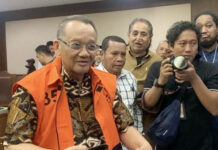 Gratifikasi Rp 137 M dan TPPU Rp 307 M: Benang Kusut Kasus Nurhadi di Kupas Jaksa Jaksa Penuntut Umum (JPU) mengungkap temuan mencolok terkait perbedaan harta mantan Sekretaris Mahkamah Agung (MA), Nurhadi, antara yang dilaporkan dalam Laporan Harta Kekayaan Penyelenggara Negara (LHKPN) dan dugaan gratifikasi yang diterimanya.