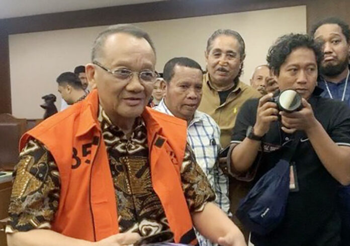 Gratifikasi Rp 137 M dan TPPU Rp 307 M: Benang Kusut Kasus Nurhadi di Kupas Jaksa Jaksa Penuntut Umum (JPU) mengungkap temuan mencolok terkait perbedaan harta mantan Sekretaris Mahkamah Agung (MA), Nurhadi, antara yang dilaporkan dalam Laporan Harta Kekayaan Penyelenggara Negara (LHKPN) dan dugaan gratifikasi yang diterimanya.
