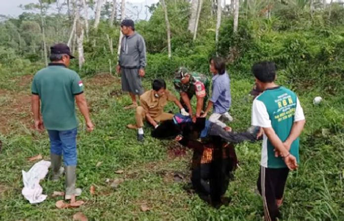 Aksi brutal seorang pemuda di Kabupaten Ciamis, Jawa Barat, menggemparkan warga. Seorang pria berinisial F (25) mengamuk dan menyerang empat anggota keluarganya sendiri menggunakan senjata tajam jenis golok, pada Senin (3/11/2025) siang.