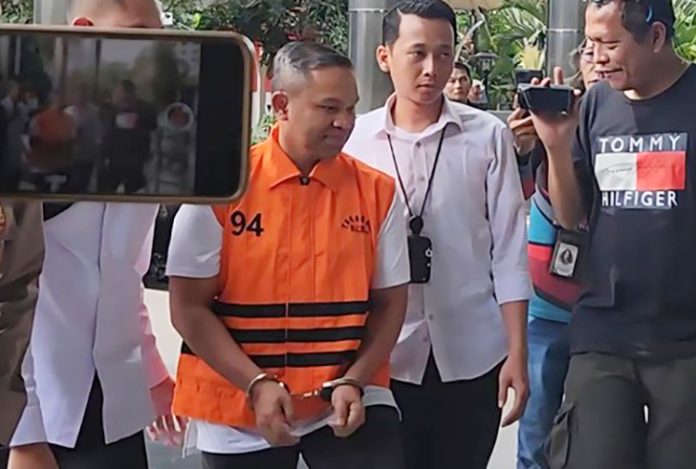Tangan Diborgol, Gubernur Riau Abdul Wahid Resmi Ditahan KPK Terkait OTT Korupsi Pantauan awak media di Gedung Merah Putih KPK, Kuningan, Jakarta Selatan, Rabu (5/11/2025), Abdul Wahid tiba sekitar pukul 13.46 WIB dengan tangan diborgol dan mengenakan rompi oranye khas tahanan KPK.