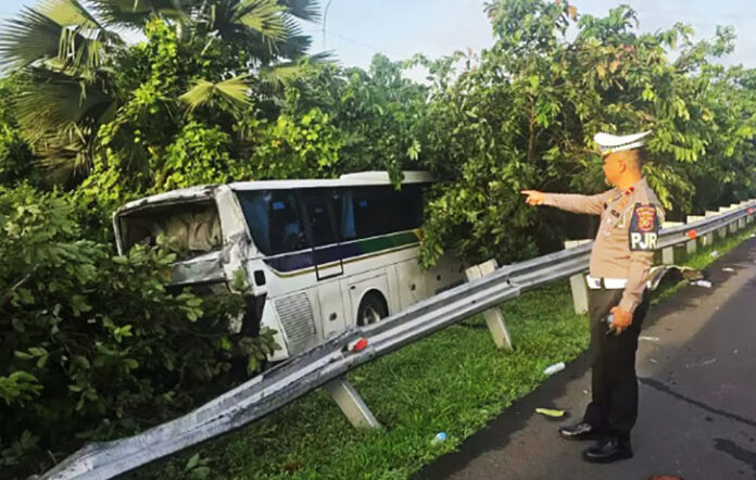 Kecelakaan beruntun kembali terjadi di Tol Cikopo-Palimanan (Cipali) Km 72.600 arah Jakarta, Selasa (18/11/2025) dini hari.