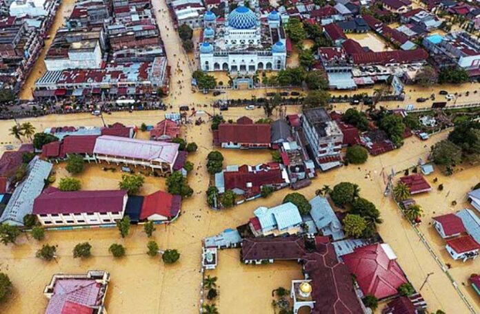 Foto udara menunjukkan kawasan pemukiman yang terendam banjir di Lhoksukon, Aceh Utara, Aceh, pada Kamis (6/10/2022). Foto ini diambil oleh Zikri Maulana dan dipublikasikan oleh AFP/Getty Images, memperlihatkan luasnya wilayah yang terdampak banjir serta kondisi masyarakat yang harus menghadapi genangan tinggi di berbagai titik.