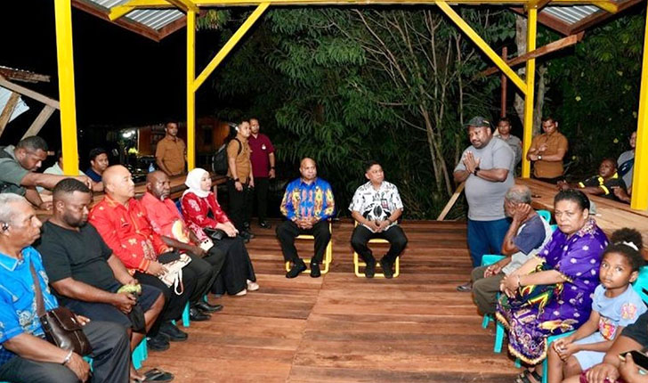 Gubernur Papua, Matius D. Fakhiri, menyampaikan permohonan maaf kepada keluarga korban dan masyarakat atas tragedi yang menelan dua nyawa, yaitu seorang ibu hamil dan bayi dalam kandungannya.