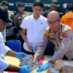 Motif Pembunuhan Istri Pegawai Pajak Berhasil Diungkap Polresta Manokwari Aksi pembunuhan sadis mengguncang Kabupaten Manokwari, Papua Barat. Seorang pria bernama Yahya Himawan (29) tega menghabisi nyawa seorang wanita bernama Aresty Gunar Tinarda (38), yang diketahui merupakan istri pegawai Kantor Pelayanan Pajak (KPP) Pratama Manokwari.