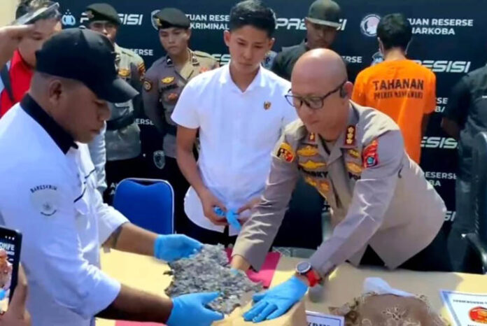 Aksi pembunuhan sadis mengguncang Kabupaten Manokwari, Papua Barat. Seorang pria bernama Yahya Himawan (29) tega menghabisi nyawa seorang wanita bernama Aresty Gunar Tinarda (38), yang diketahui merupakan istri pegawai Kantor Pelayanan Pajak (KPP) Pratama Manokwari.
