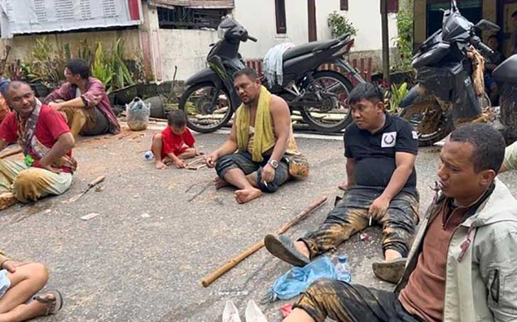 Wali Kota Sibolga, Akhmad Syukri Nazri Penarik, akhirnya muncul dan memberikan klarifikasi setelah sempat tiga hari tak memberikan kabar usai banjir bandang dan longsor menerjang wilayah utara Sumatera.