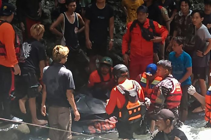 Tragedi nahas menimpa seorang siswa SMA bernama Arga Maulana (17) asal Dusun Sigar Penjalin, Kecamatan Tanjung, Kabupaten Lombok Utara, Nusa Tenggara Barat (NTB). Ia ditemukan tewas di aliran sungai dekat Air Terjun Sekoah, Kecamatan Tanjung, setelah dua hari hilang terseret arus air bah. (Foto: Tim SAR Mataram)
