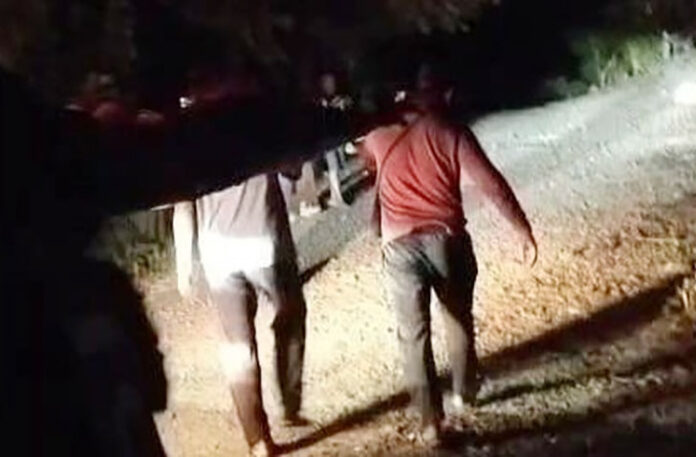 Jenazah mantan Kepala Dusun (Kadus) bernama Naharuddin (50) di Kabupaten Mamuju, Sulawesi Barat, terpaksa ditandu sejauh 18 kilometer melewati jalan rusak dan menyeberangi sungai karena ambulans tidak mampu mencapai rumah duka.