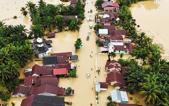 Bencana hidrometeorologi berupa banjir dan longsor melanda hampir seluruh wilayah Aceh. Menyikapi kondisi tersebut, Gubernur Aceh Muzakir Manaf atau Mualem resmi menetapkan status tanggap darurat bencana. (ANTARA FOTO/SYIFA YULINNAS)