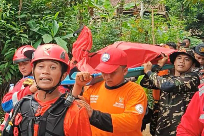 Tim SAR kembali menemukan satu korban tanah longsor di Desa Cibeunying, Kecamatan Majenang, Kabupaten Cilacap, Jawa Tengah.