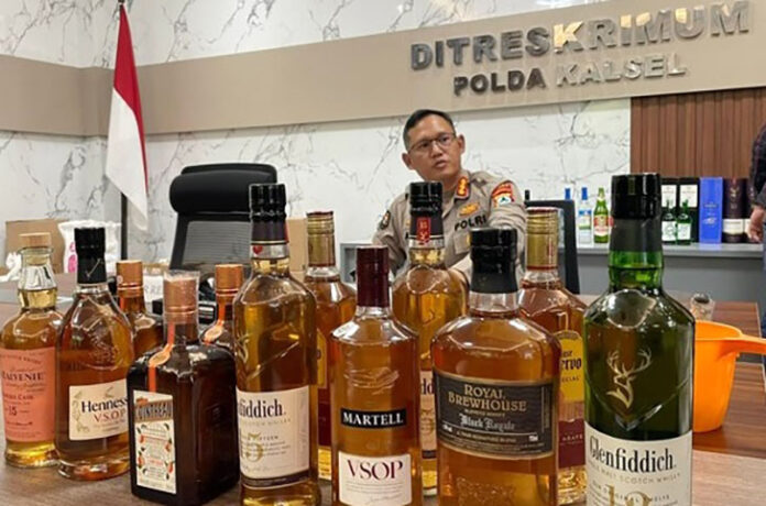 Polda Kalimantan Selatan (Kalsel) mengamankan seorang pria berinisial AJ yang memproduksi miras oplosan dengan mencampurkan sejumlah bahan terlarang.
