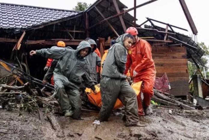 Badan Nasional Penanggulangan Bencana (BNPB) merilis pembaruan data korban bencana banjir dan longsor yang melanda sejumlah wilayah di Sumatera Utara (Sumut). Jumlah korban meninggal dunia mengalami lonjakan signifikan.