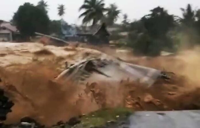 Jembatan Gunung Nago di Kelurahan Lambung Bukik, Kecamatan Pauh, Kota Padang, dilaporkan putus pada Kamis pagi (27/11/2025) setelah diterjang arus sungai yang meningkat drastis akibat hujan lebat.