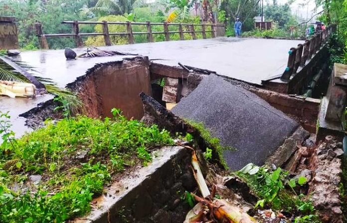 Bencana banjir dan longsor melanda Kota Padang, Sumatera Barat, setelah hujan deras yang mengguyur wilayah tersebut selama empat hari berturut-turut melumpuhkan aktivitas warga dan merusak sejumlah infrastruktur vital.