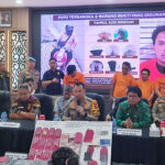 Polrestabes Medan Berhasil Tangkap 4 Pelaku Pembakaran Rumah Hakim PN Medan Polrestabes Medan berhasil mengungkap dan menangkap empat orang pelaku yang terlibat dalam kasus pembakaran rumah Hakim Pengadilan Negeri Medan, Khamozaro Waruwu.