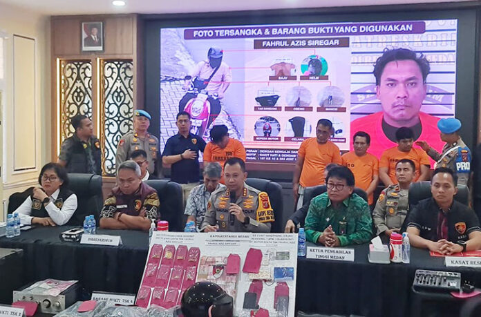 Polrestabes Medan berhasil mengungkap dan menangkap empat orang pelaku yang terlibat dalam kasus pembakaran rumah Hakim Pengadilan Negeri Medan, Khamozaro Waruwu.