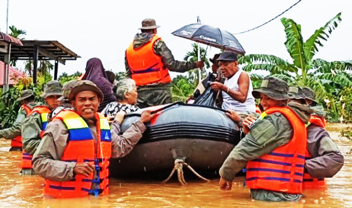 Hujan Ekstrem Lumpuhkan Sumbar, Brimob Bergerak Kilat Evakuasi Korban