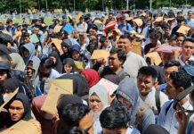 Padang Menatap Masa Depan: Pembangunan, Lapangan Kerja, dan Harapan Baru Kota Padang saat ini tengah menghadapi tantangan besar dalam sektor ekonomi, ketersediaan lapangan pekerjaan, dan pembangunan infrastruktur. Ribuan Pencari Kerja - (Sumber Foto: Putri/BETV)