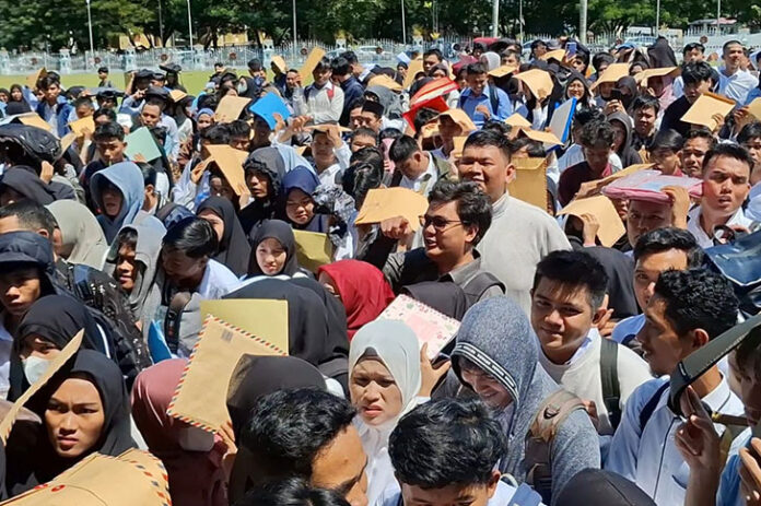 Kota Padang saat ini tengah menghadapi tantangan besar dalam sektor ekonomi, ketersediaan lapangan pekerjaan, dan pembangunan infrastruktur. Ribuan Pencari Kerja - (Sumber Foto: Putri/BETV)