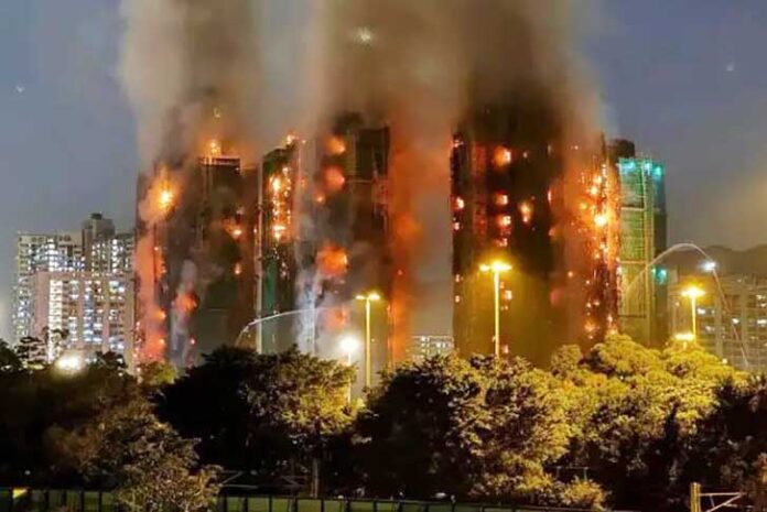 Jumlah korban tewas akibat kebakaran dahsyat yang melanda kompleks apartemen Wang Fuk Court di Distrik Tai Po, Hong Kong, terus bertambah. Otoritas setempat mengonfirmasi bahwa hingga Kamis (27/11/2025) malam, total 75 orang dinyatakan meninggal dunia. (Foto: Batam Pos)