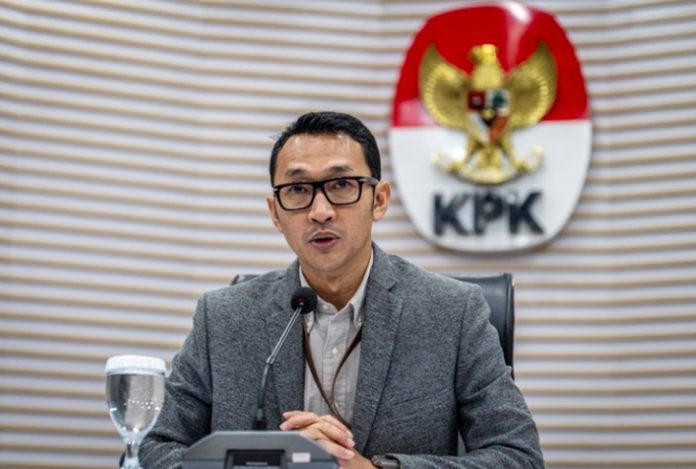 KPK Ungkap Peran Penting Staf Ahli Gubernur Riau dalam Skandal “Jatah Preman” Proyek PUPR Komisi Pemberantasan Korupsi (KPK) mengungkap peran sentral Dani M Nursalam (DN/DMN), staf ahli sekaligus orang kepercayaan Gubernur Riau Abdul Wahid, dalam kasus dugaan pemerasan proyek infrastruktur di lingkungan Dinas Pekerjaan Umum dan Penataan Ruang (PUPR) Provinsi Riau. (Foto: Bayu Pratamas)