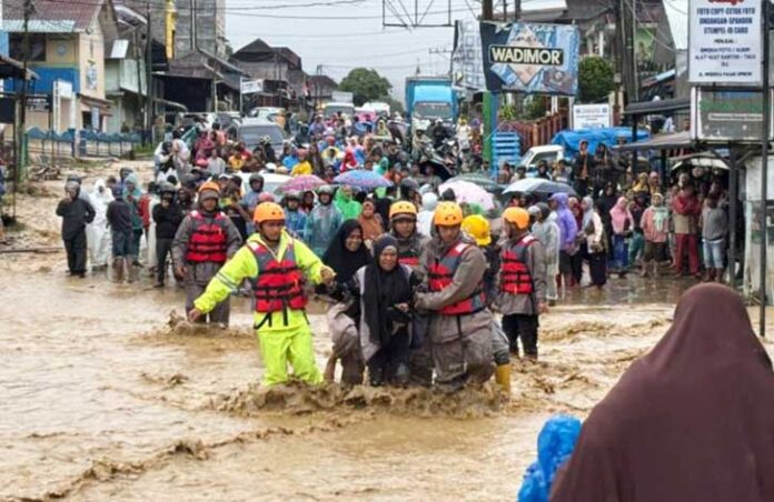 Bencana banjir dan longsor melanda wilayah Sumatera Utara (Sumut) dan kini telah meluas hingga 12 kabupaten/kota.