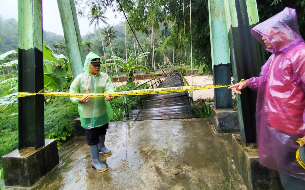 Banjir Terjang Jembatan Gantung di Suliki, 40 KK Terisolasi dan Akses Lumpuh Total