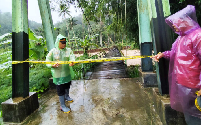 Banjir Terjang Jembatan Gantung di Suliki, 40 KK Terisolasi dan Akses Lumpuh Total