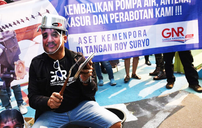 Roy Suryo Sentil Massa Demo: Kurang Cair, Makanya Cepat Pulang