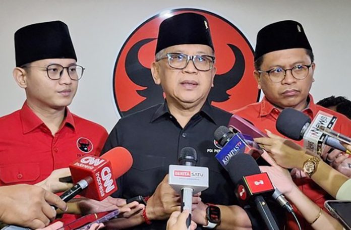 Sekretaris Jenderal PDI Perjuangan (PDIP) Hasto Kristiyanto menanggapi polemik soal utang proyek Kereta Cepat Jakarta-Bandung (Whoosh).