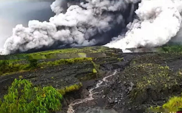 Awas! Semeru Semburkan Asap 1 Km, Bahaya Mengintai